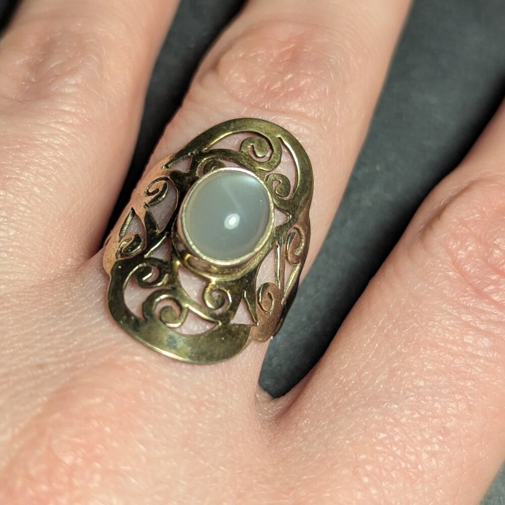 Cats eye or moonstone